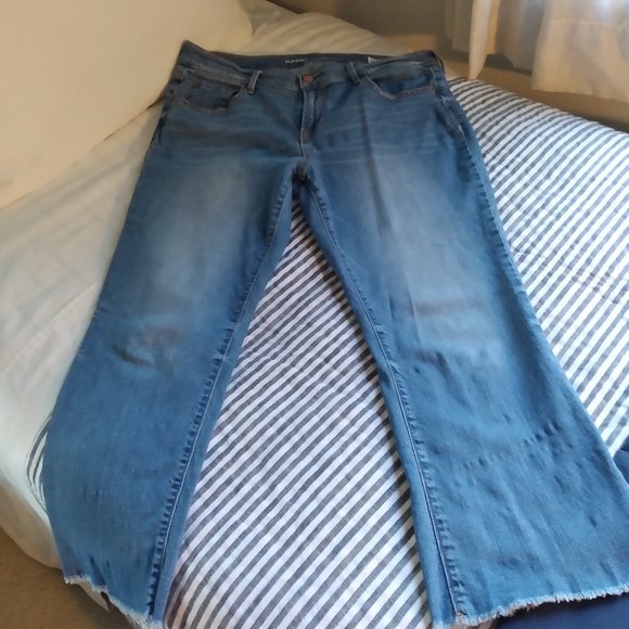 Womens Old Navy Cropped Ankle Flare jeans size 12 - Raw Hem - Super Trendy! - Picture 2 of 3